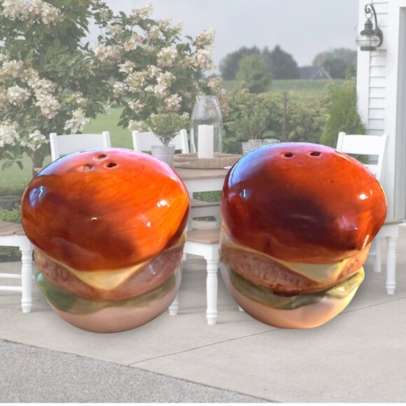 Cheesebugers Novalty Collactable Ceramic Salt and Pepper Shakers - Picture 1 of 8